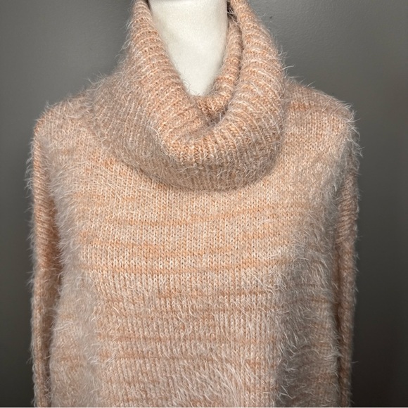 Show me your Mumu Fatima Turtleneck Sweater Size Small Pink Oversized Fuzzy Cozy - Picture 3 of 10